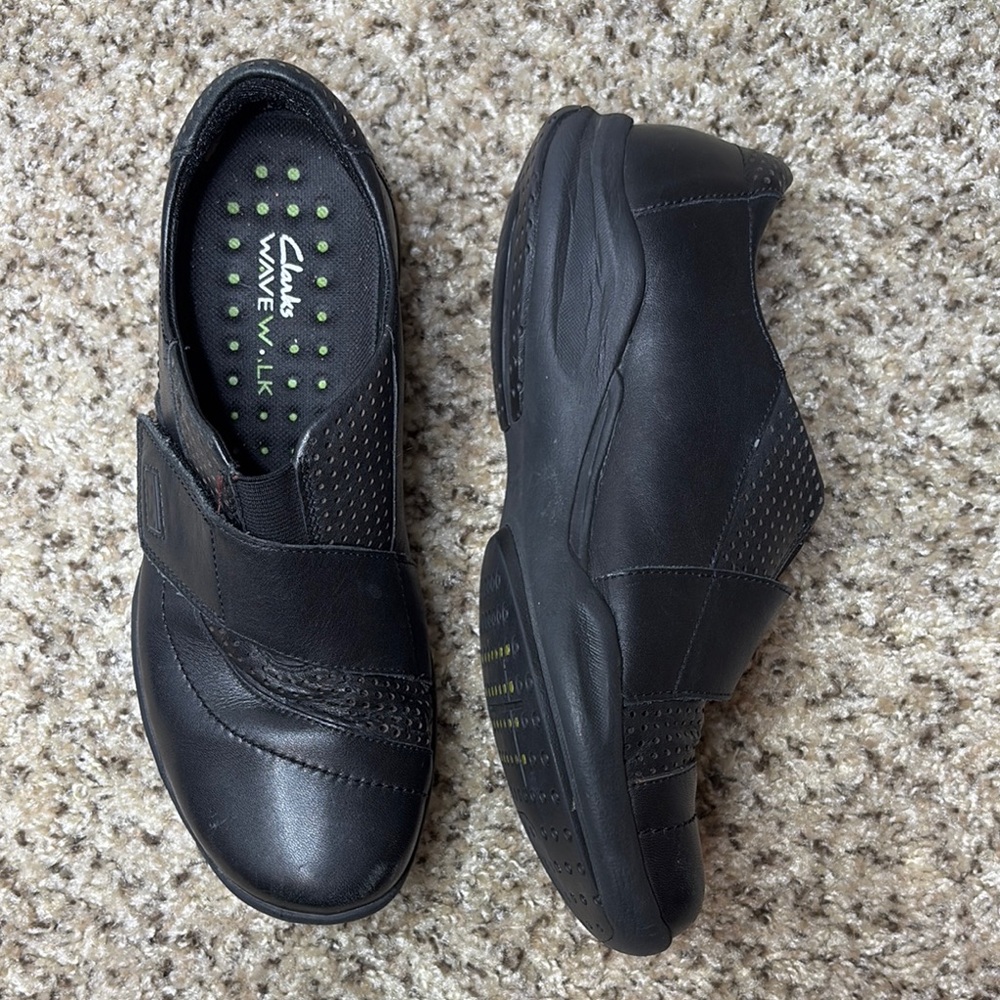 Clarks Women's Wave Groove Walking Shoe, Black Leather, 
37 EU US 6.5